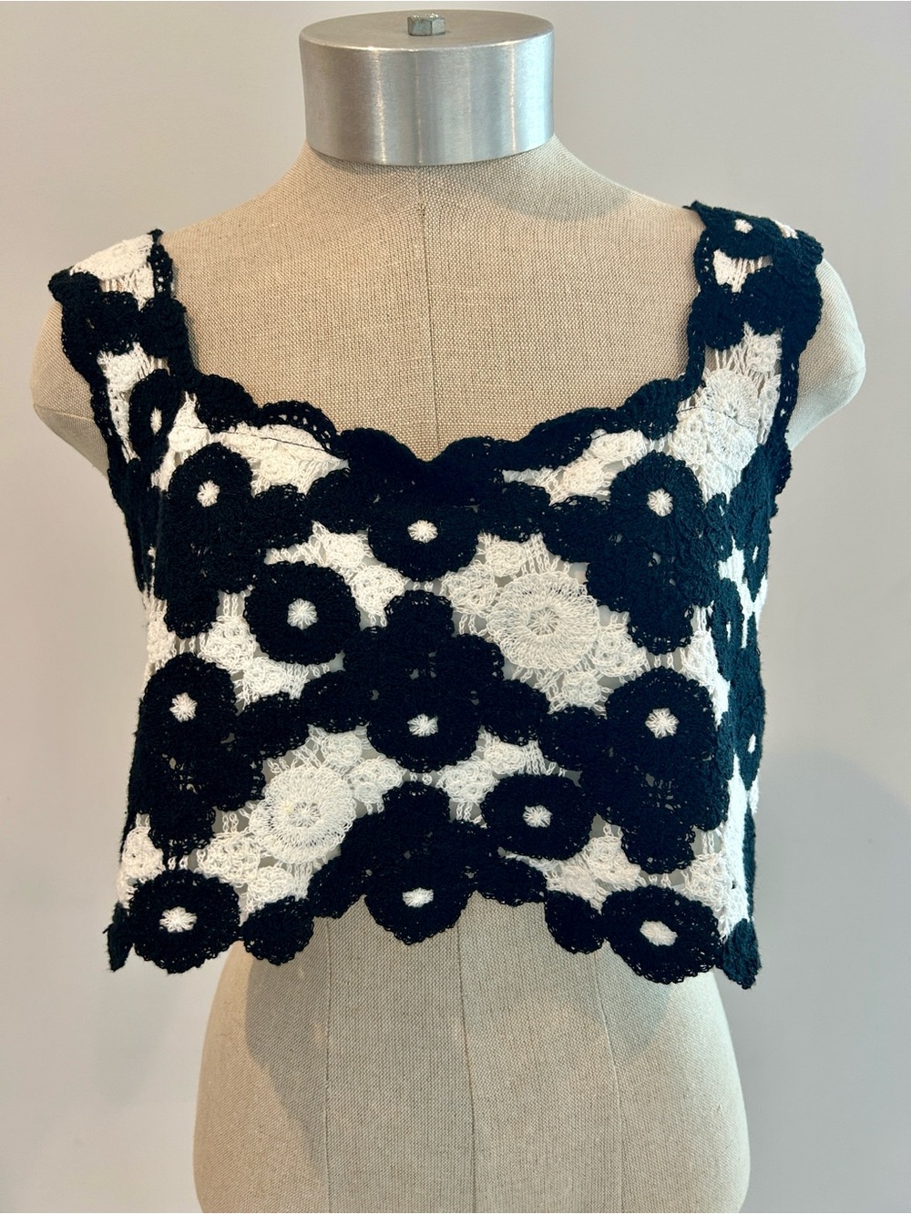 Avec Les Filles Lined  Crochet Crop Tank Top NWT Black White M/L